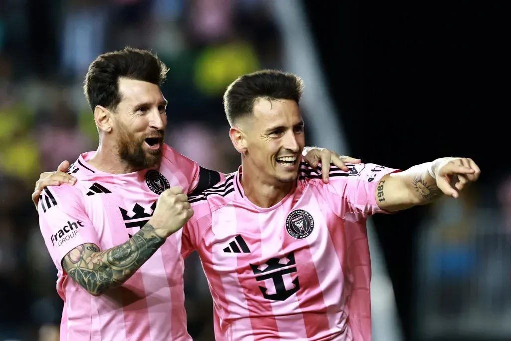 Tadeo Allende, camisa 21 do Inter Miami CF, comemora após marcar o segundo gol da equipe com o companheiro Lionel Messi, camisa 10, durante a partida dos playoffs da MLS Cup de 2025 entre Inter Miami CF e Nashville SC no Chase Stadium, em 24 de outubro de 2025, em Fort Lauderdale, Flórida. (Foto de Carmen Mandato/Getty Images)
