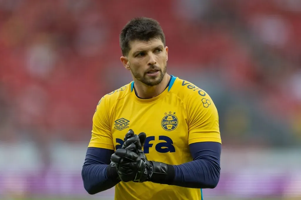 RS – PORTO ALEGRE – 21/09/2025 – BRASILEIRO A 2025, INTERNACIONAL X GREMIO – Tiago Volpi jogador do Gremio durante partida contra o Internacional no estadio Beira-Rio pelo campeonato Brasileiro A 2025. Foto: Liamara Polli/AGIF