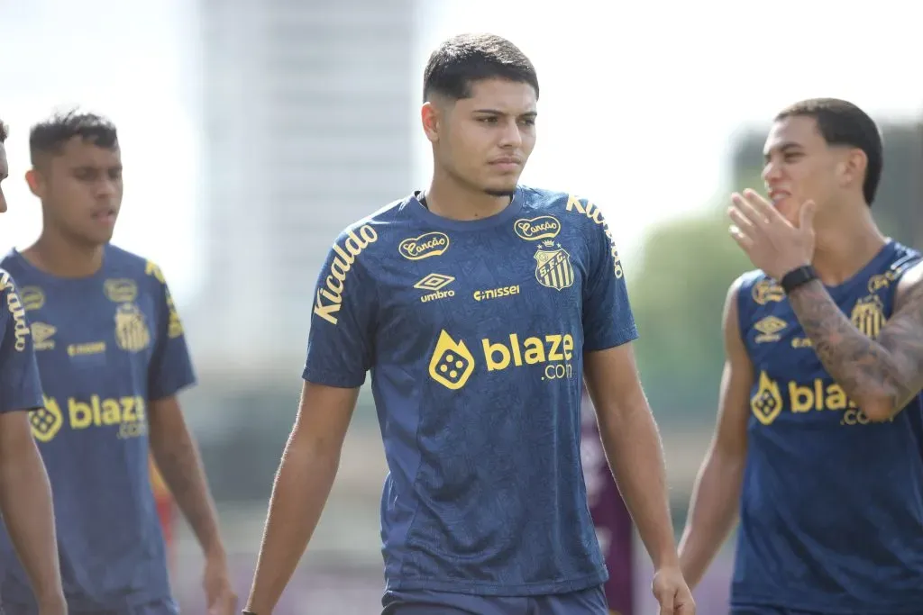 SP – SANTOS – 13/01/2025 – SANTOS, TREINO – Luca Meirelles jogador do Santos durante treino no Centro de Treinamento CT Rei Pele, nesta segunda feira (13). Foto: Reinaldo Campos/AGIF