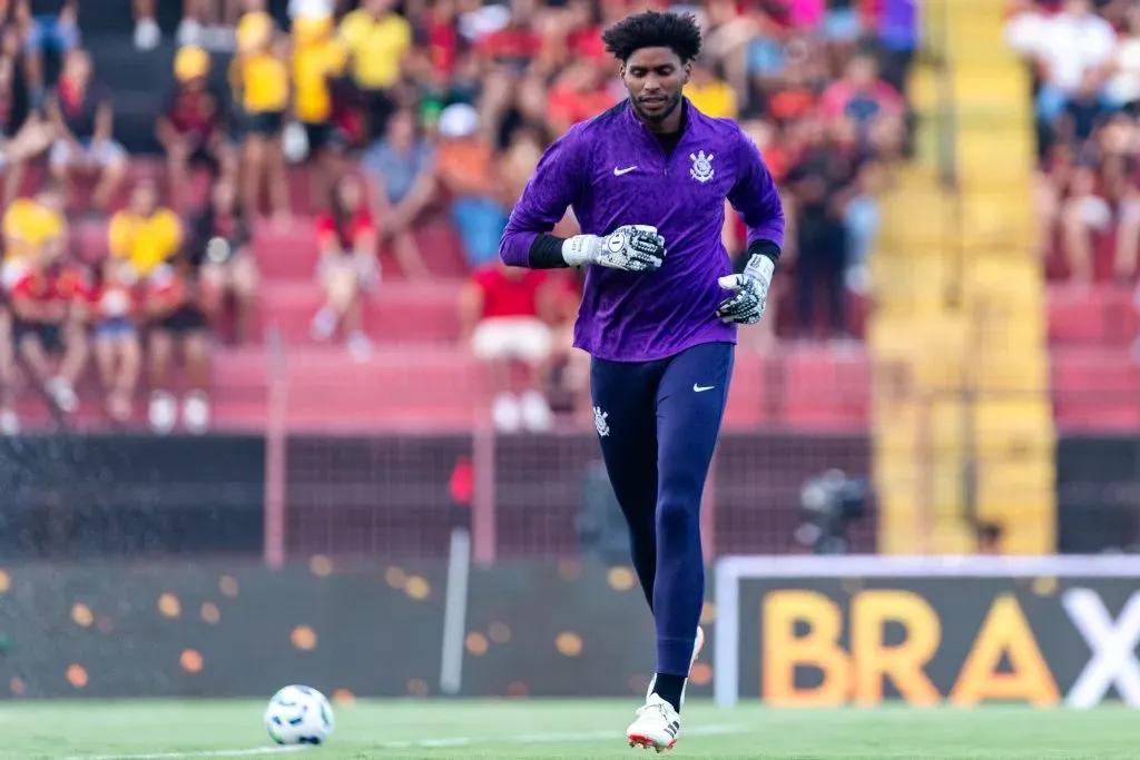 Hugo Souza é dúvida no Corinthians contra o Grêmio – Foto: Rafael Vieira/AGIF.