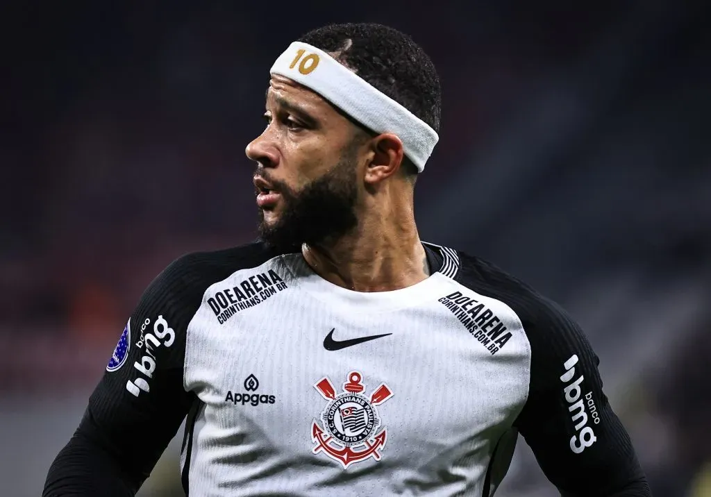 Depay em partida pelo Corinthians na Sul-Americana. Foto: Fabio Giannelli/AGIF