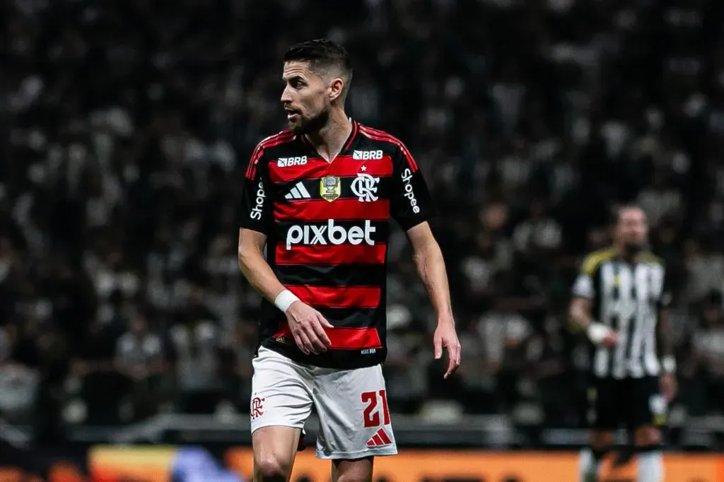 Jorginho jogador do Flamengo durante partida em 2025. Foto: Fernando Moreno/AGIF