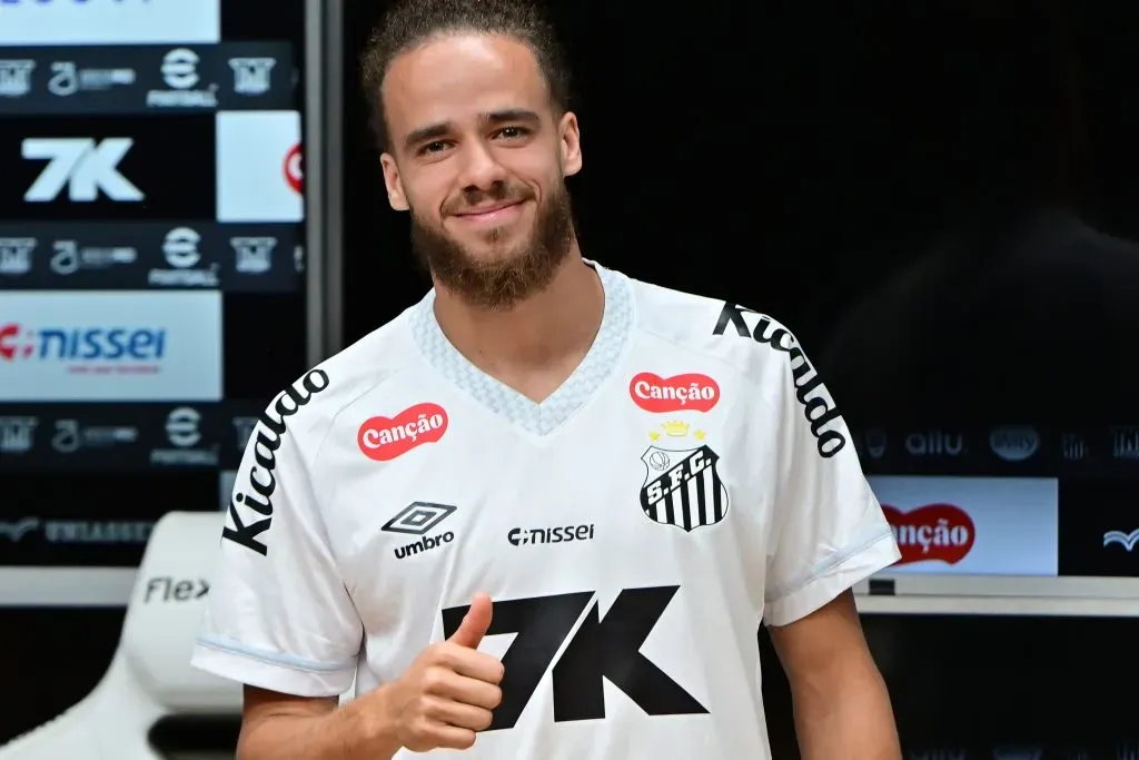 SP – SANTOS – 26/09/2025 – SANTOS, APRESENTACAO BILAL BRAHIMI – Billal Brahimi durante sua apresentacao oficial como jogador do Santos em coletiva de imprensa realizada no Vila Belmiro. Foto: Jota Erre/AGIF