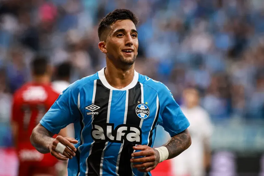 RS – PORTO ALEGRE – 04/05/2025 – BRASILEIRO A 2025, GREMIO X SANTOS – Chistian Olivera jogador do Gremio comemora seu gol durante partida contra o Santos no estadio Arena do Gremio pelo campeonato Brasileiro A 2025. Foto: Maxi Franzoi/AGIF