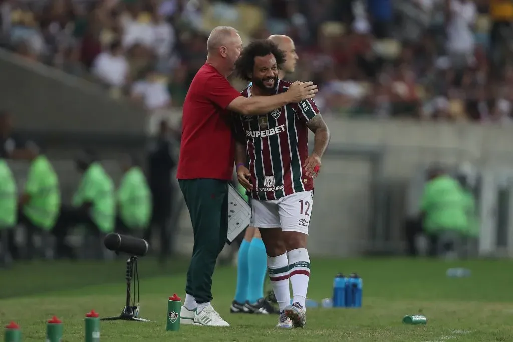 Marcelo cumprimenta Mano Menezes na saída do gramado. (Photo by Wagner Meier/Getty Images)