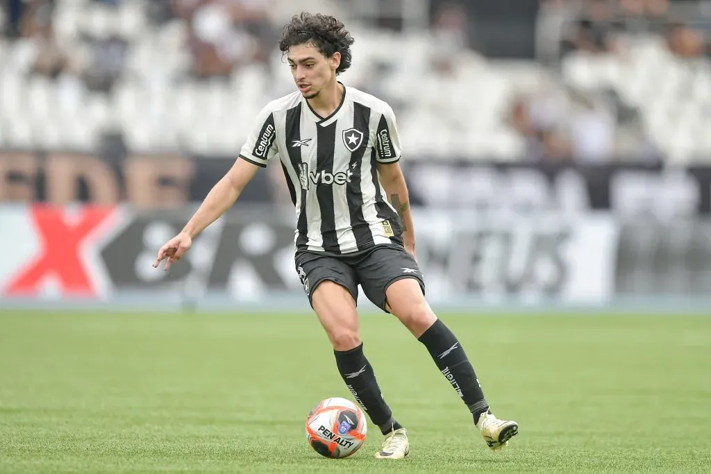Matheus Nascimento pode ser negociado em definitivo pelo Botafogo – Foto: Thiago Ribeiro/AGIF.