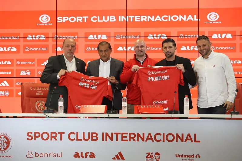 Apresentação do treinador Ramón Díaz e o auxiliar Emiliano Díaz. – Foto: Ricardo Duarte/Internacional