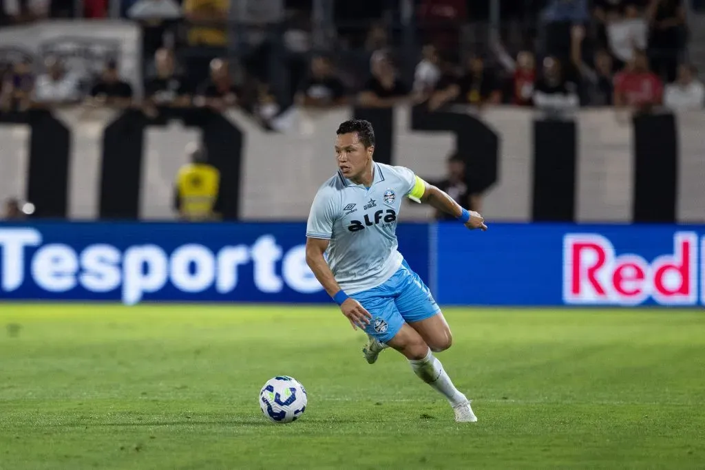 Marlon jogador do Grêmio durante partida contra o Bragantino – Foto: Joisel Amaral/AGIF