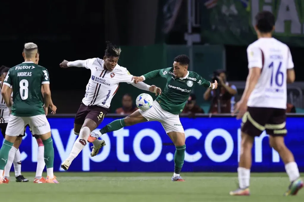 Vitor Roque melhorou no segundo tempo – Foto: Marcello Zambrana/AGIF.