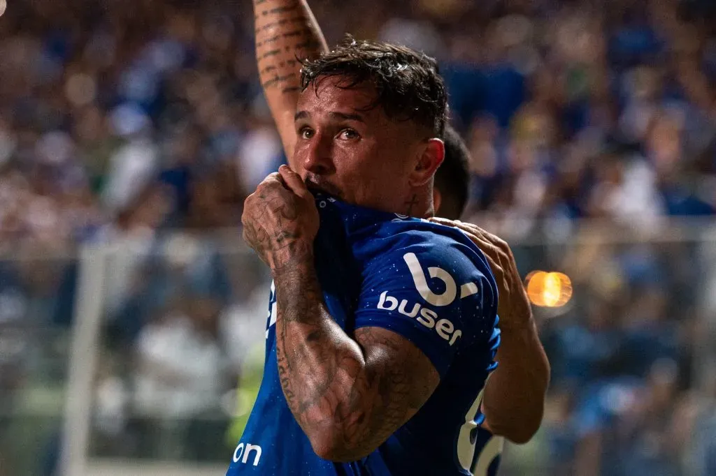 Edu jogador do Cruzeiro comemora seu gol durante partida contra o Nautico no estadio Independencia pelo campeonato Brasileiro B 2022. Foto: Alessandra Torres/AGIF