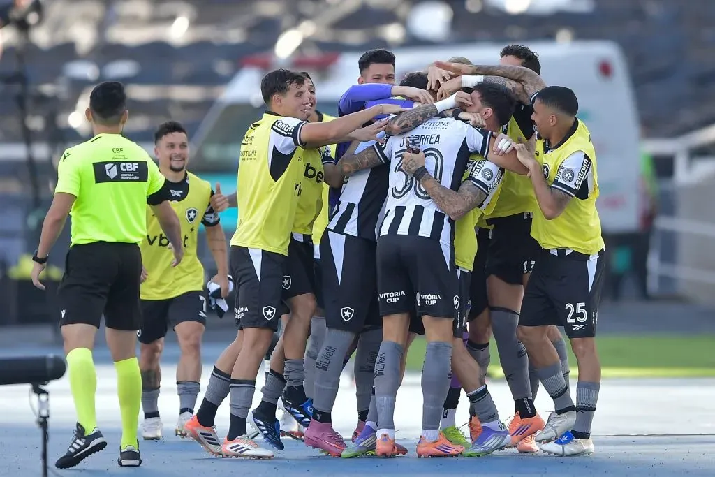 Joaquin Correa jogador do Botafogo comemora seu gol com jogadores do seu time durante partida contra o Santos no estadio Engenhao pelo campeonato Brasileiro A 2025. Foto: Thiago Ribeiro/AGIF