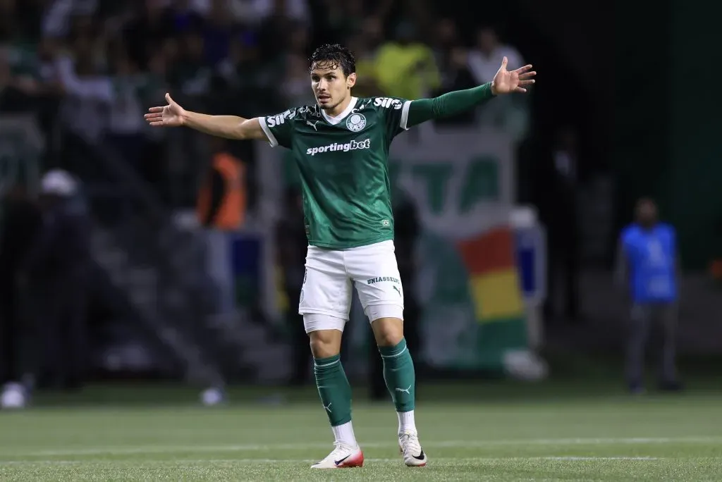 SP – SAO PAULO – 30/10/2025 – COPA LIBERTADORES 2025, PALMEIRAS X LDU – Raphael Veiga jogador do Palmeiras durante partida contra o LDU no estadio Arena Allianz Parque pelo campeonato Copa Libertadores 2025. Foto: Marcello Zambrana/AGIF