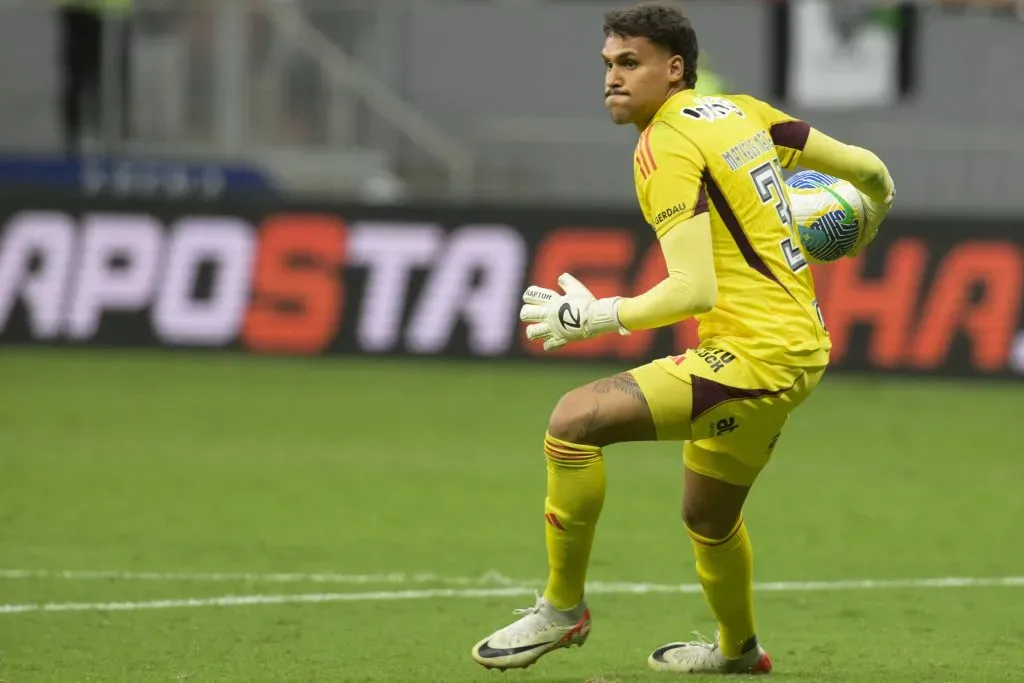 Matheus Mendes, pelo Atlético-MG, durante partida contra o Juventude no Mane Garrincha pelo Brasileirão 2024. Foto: Mateus Bonomi/AGIF