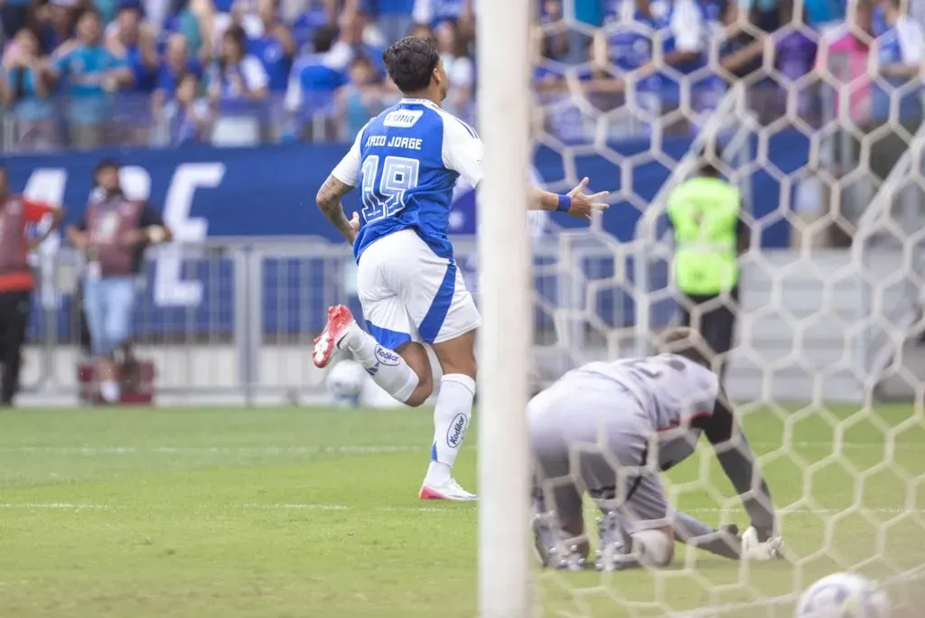 Kaio Jorge jogador do Cruzeiro durante partida contra o Vitoria no estadio Mineirao pelo campeonato Brasileiro A 2025. Foto: Fernando Moreno/AGIF