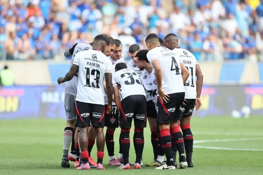 Jogadores do Vitoria durante entrada em campo para partida contra o Cruzeiro no estadio Mineirao pelo campeonato Brasileiro A 2025. Foto: Gilson Lobo/AGIF