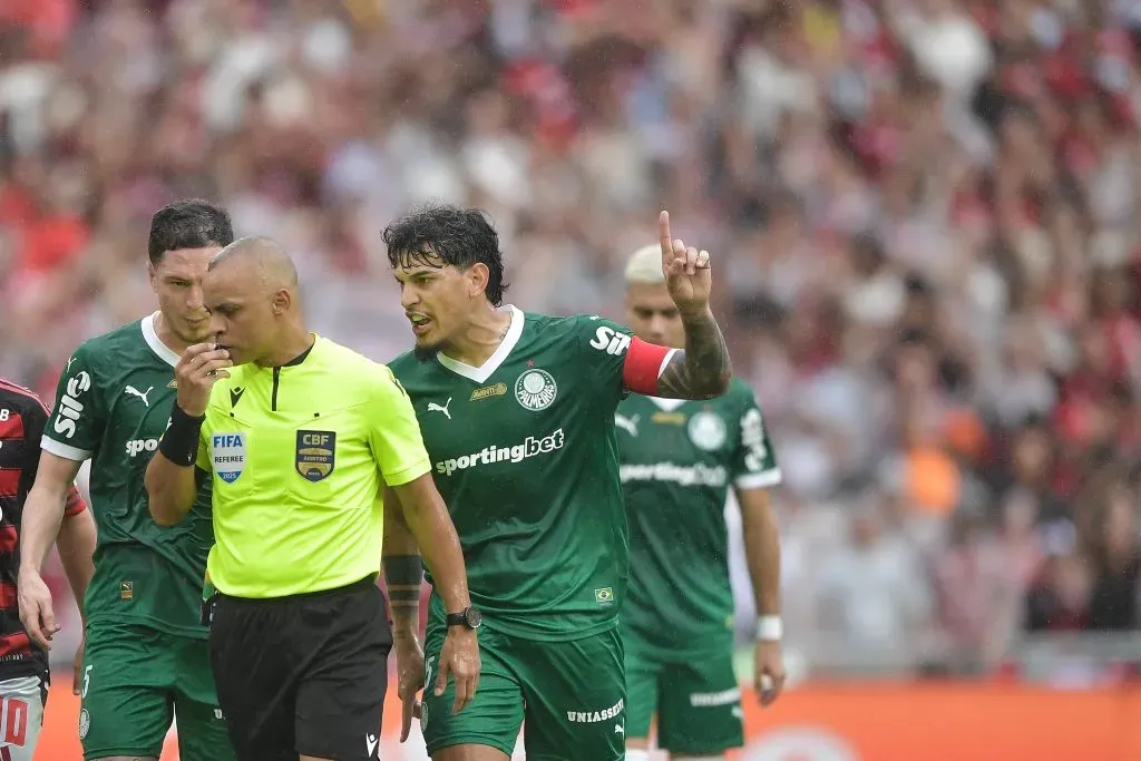 Gustavo Gomez jogador do Palmeiras reclama com a arbitragem durante partida contra o Flamengo no estAdio Maracana pelo campeonato Brasileiro A 2025. Foto: Thiago Ribeiro/AGIF