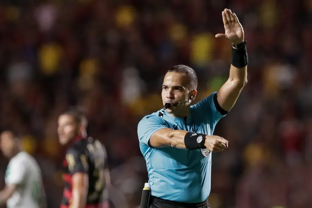 PE – RECIFE – 10/11/2024 – BRASILEIRO B 2024, SPORT X CHAPECOENSE – O arbitro Alex Gomes Stefano durante partida entre Sport e Chapecoense no estadio Ilha do Retiro pelo campeonato Brasileiro B 2024. Foto: Rafael Vieira/AGIF