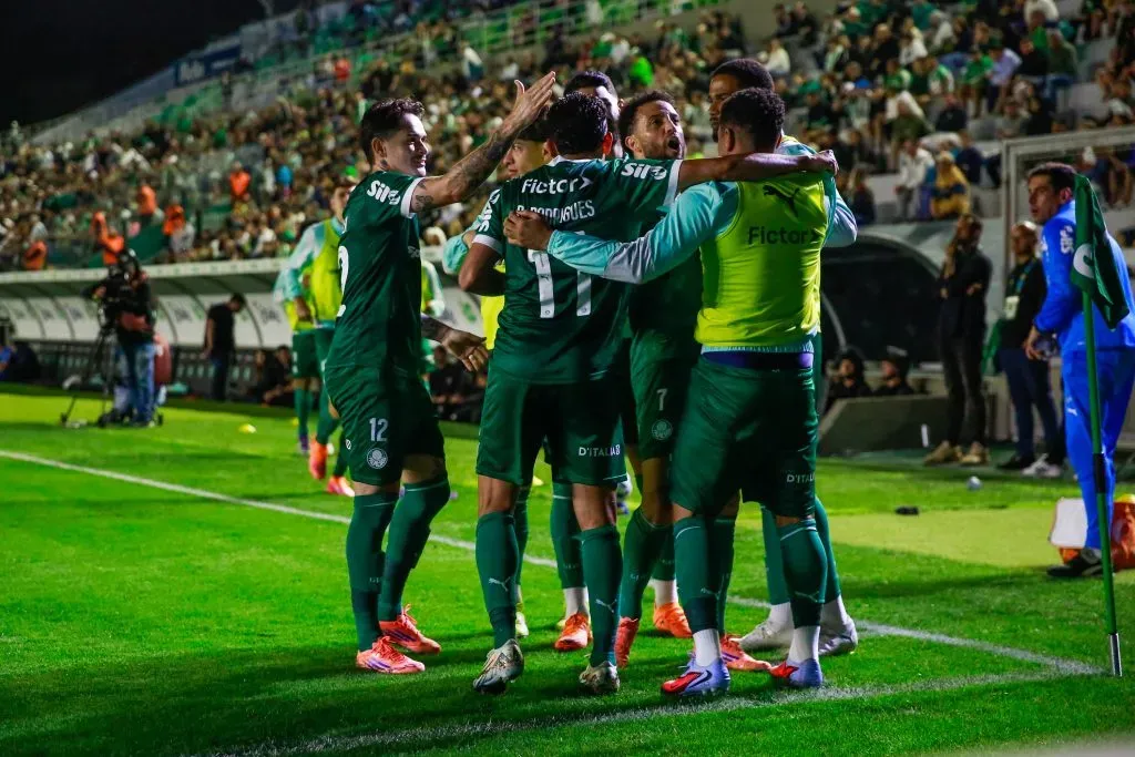 Felipe Anderson jogador do Palmeiras comemora seu gol com jogadores do seu time durante partida contra o Juventude no estadio Alfredo Jaconi pelo campeonato Brasileiro A 2025. Foto: Luiz Erbes/AGIF