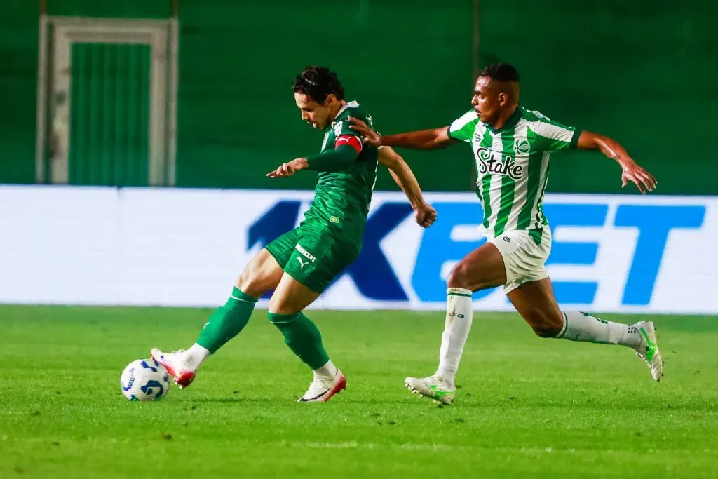 Rafael Veiga jogador do Palmeiras durante partida contra o Juventude no estadio Alfredo Jaconi pelo campeonato Brasileiro A 2025. Foto: Luiz Erbes/AGIF