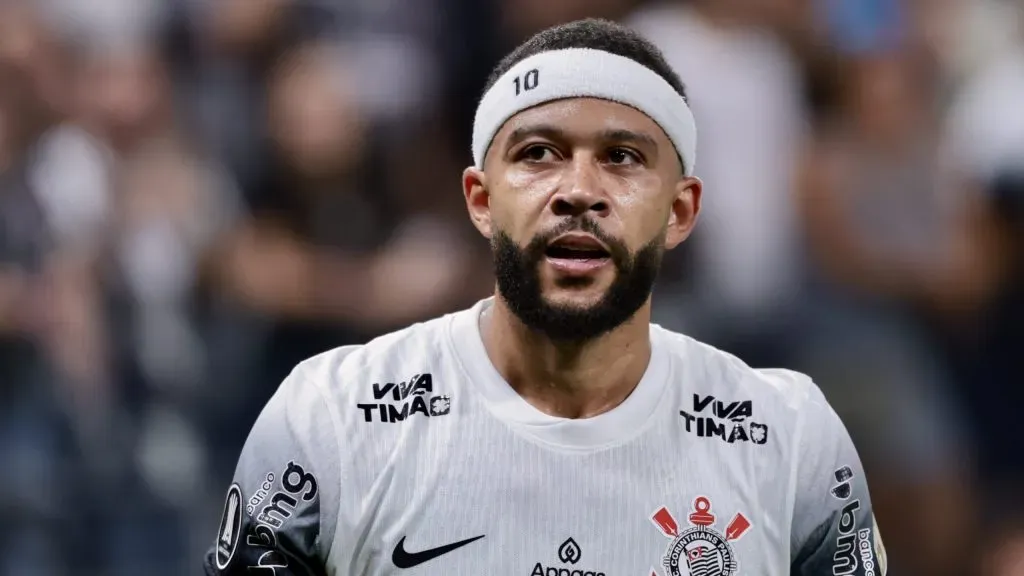 Memphis Depay durante partida pelo Corinthians. Foto: Marcello Zambrana/AGIF