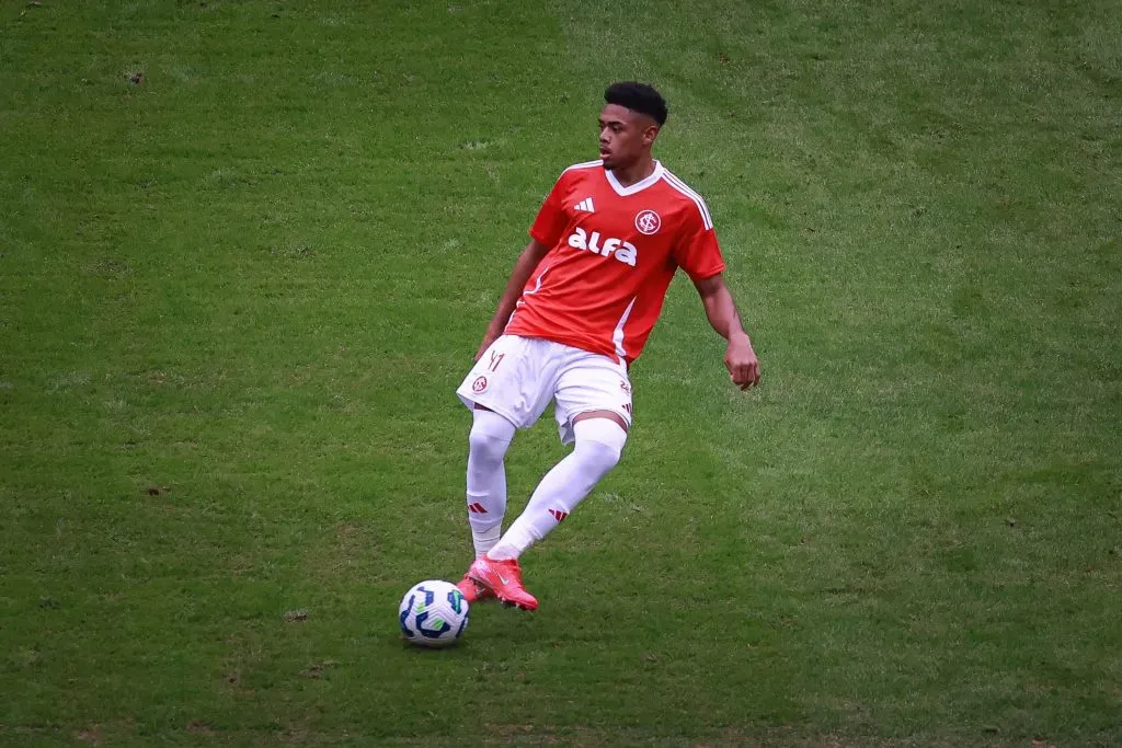 Victor Gabriel tem futuro incerto no Inter – Foto: Maxi Franzoi/AGIF.