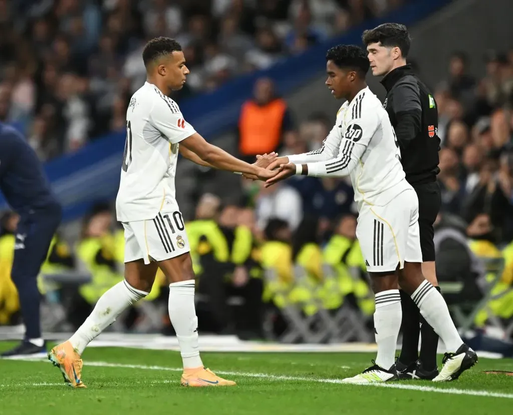 Mbappé sai para a entrada de Endrick. (Photo by Denis Doyle/Getty Images)