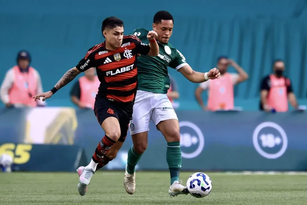 SP – SAO PAULO – 25/05/2025 – BRASILEIRO A 2025, PALMEIRAS X FLAMENGO – Vitor Roque jogador do Palmeiras disputa lance com Luis Araujo jogador do Flamengo durante partida no estadio Arena Allianz Parque pelo campeonato Brasileiro A 2025. Foto: Marcello Zambrana/AGIF