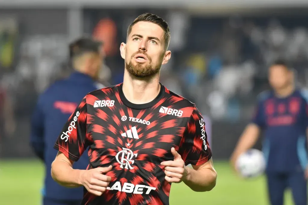 SP – SANTOS – 16/07/2025 – BRASILEIRO A 2025, SANTOS X FLAMENGO – Jorginho jogador do Flamengo durante aquecimento antes da partida contra o Santos no estadio Vila Belmiro pelo campeonato Brasileiro A 2025. Foto: Jota Erre/AGIF