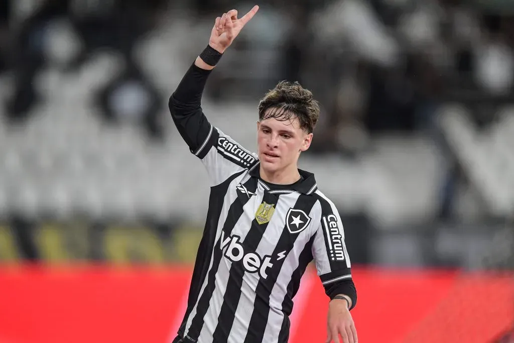 Montoro jogador do Botafogo comemora seu gol durante partida contra o Mirassol no estadio Nilton Santos pelo campeonato Brasileiro A 2025. Foto: Thiago Ribeiro/AGIF