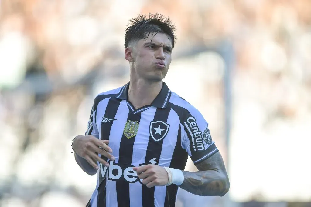 RJ – RIO DE JANEIRO – 26/10/2025 – BRASILEIRO A 2025, BOTAFOGO X SANTOS – Joaquin Correa jogador do Botafogo comemora seu gol durante partida contra o Santos no estadio Engenhao pelo campeonato Brasileiro A 2025. Foto: Thiago Ribeiro/AGIF