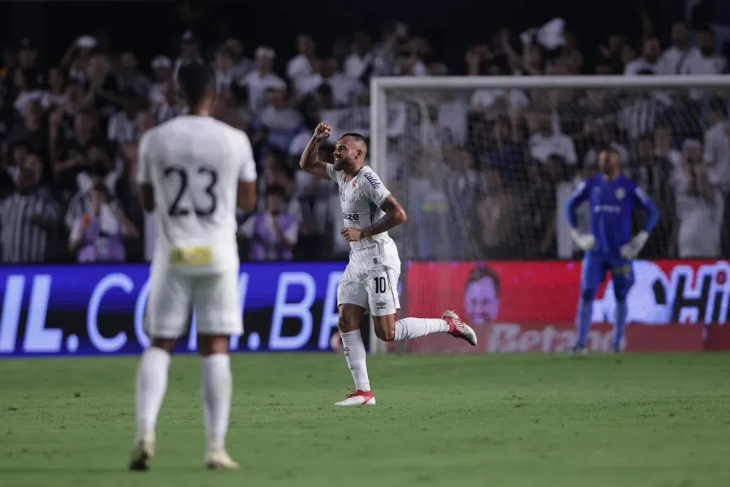 Guilherme jogador do Santos comemora seu gol durante partida contra o Palmeiras no estadio Vila Belmiro pelo campeonato Paulista 2025. Foto: Ettore Chiereguini/AGIF
