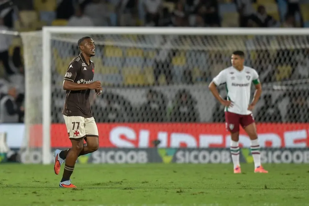 Rayan jogador do Vasco comemora seu gol durante partida contra o Fluminense no estadio Maracana pelo campeonato Brasileiro A 2025. Foto: Thiago Ribeiro/AGIF