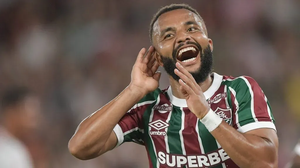 Samuel Xavier comemorando gol pelo Fluminense em cima do Internacional. Foto: Thiago Ribeiro/AGIF