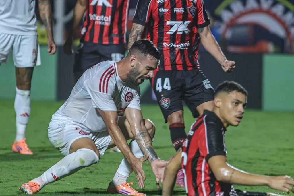 BA – SALVADOR – 05/11/2025 – BRASILEIRO A 2025, VITORIA X INTERNACIONAL – Bruno Henrique jogador do Internacional lamenta durante partida contra o Vitoria no estadio Barradao pelo campeonato Brasileiro A 2025. Foto: Marcio Jose/AGIF