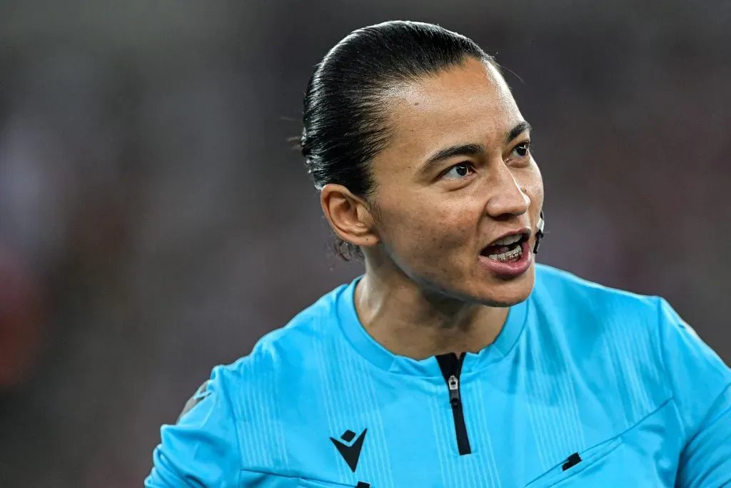 RJ – RIO DE JANEIRO – 22/05/2024 – COPA DO BRASIL 2024, FLUMINENSE X SAMPAIO CORREA – A arbitra Edina Alves Batista durante partida entre Fluminense e Sampaio Correa no estadio Maracana pelo campeonato Copa Do Brasil 2024. Foto: Thiago Ribeiro/AGIF