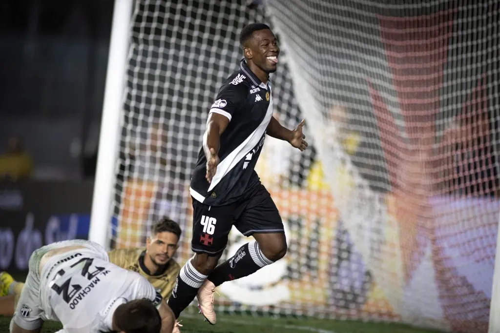 Carlos Cuesta, zagueiro do Vasco, comemora gol contra o Ceará (Imagem: Matheus Lima/Vasco)