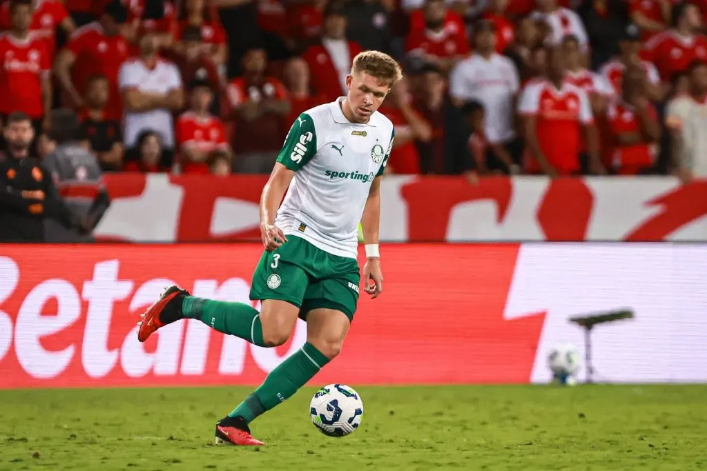 RS – PORTO ALEGRE – 16/04/2025 – BRASILEIRO A 2025, INTERNACIONAL X PALMEIRAS – Bruno Fuchs jogador do Palmeiras durante partida contra o Internacional no estadio Beira-Rio pelo campeonato Brasileiro A 2025. Foto: Maxi Franzoi/AGIF