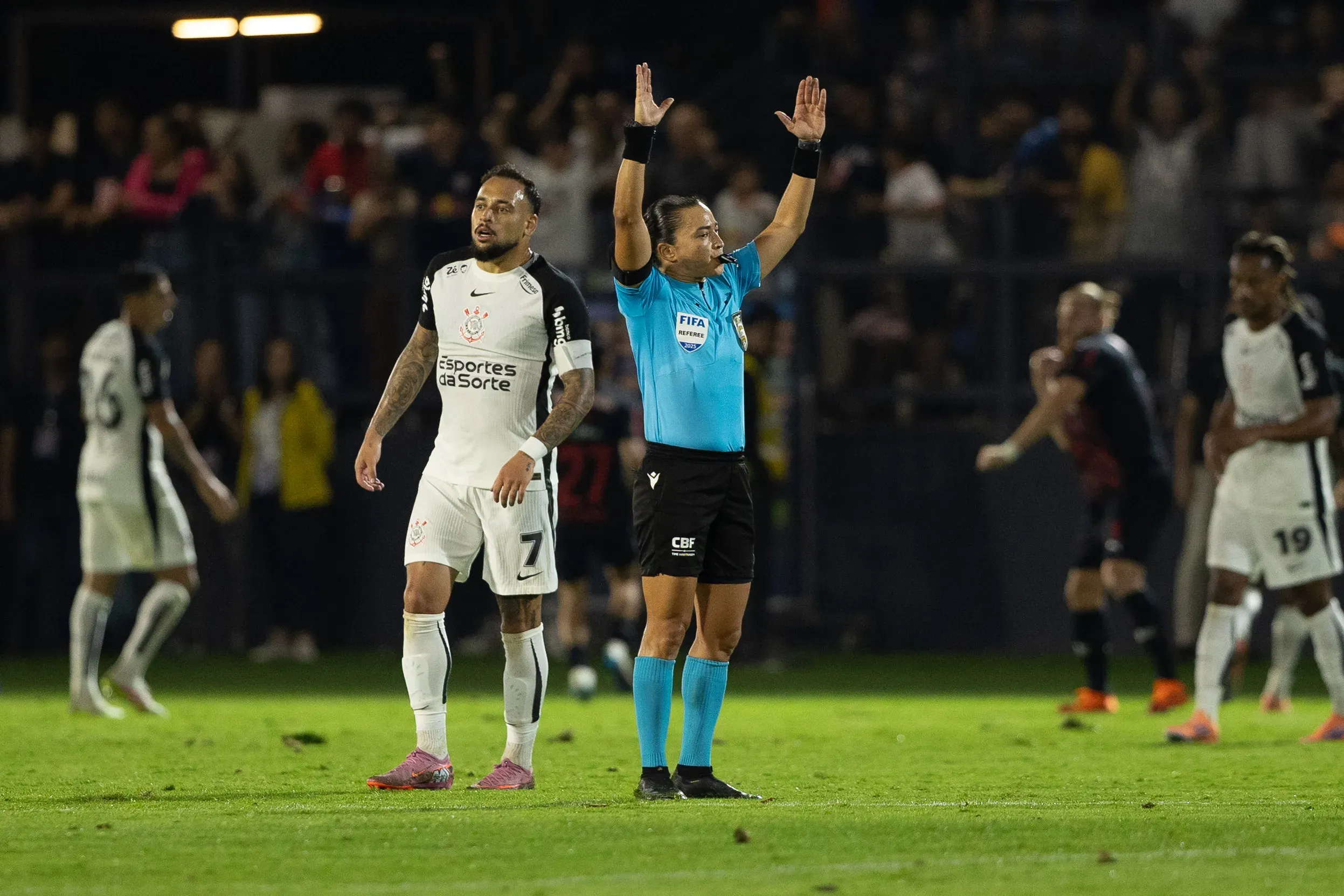 SP – BRAGANCA PAULISTA – 05/11/2025 – BRASILEIRO A 2025, BRAGANTINO X CORINTHIANS – CHARLES jogador do Corinthians recebe cartao vermelho do arbitro durante partida E RECLAMA MUITO, contra o Bragantino no estadio Cicero De Souza Marques pelo campeonato Brasileiro A 2025. Foto: Joisel Amaral/AGIF