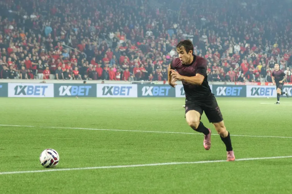 PR – CURITIBA – 27/10/2025 – BRASILEIRO B 2025, ATHLETICO-PR X AMAZONAS – Dudu jogador do Athletico-PR durante partida contra o Amazonas no estadio Arena da Baixada pelo campeonato Brasileiro B 2025. Foto: Robson Mafra/AGIF