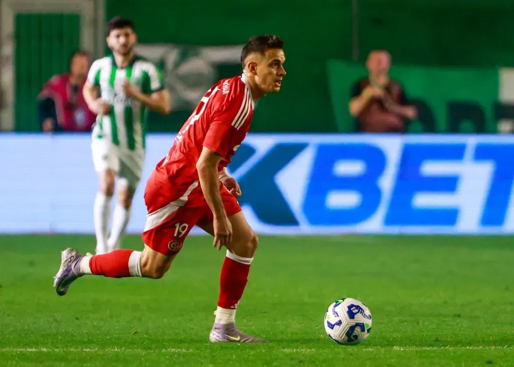 Borré jogador do Internacional durante partida contra o Juventude – Foto: Luiz Erbes/AGIF