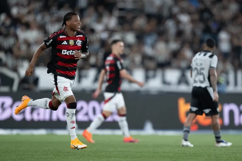 RJ – RIO DE JANEIRO – 15/10/2025 – BRASILEIRO A 2025, BOTAFOGO X FLAMENGO – Plata jogador do Flamengo comemora seu gol durante partida contra o Botafogo no estadio Engenhao pelo campeonato Brasileiro A 2025. Foto: Jorge Rodrigues/AGIF