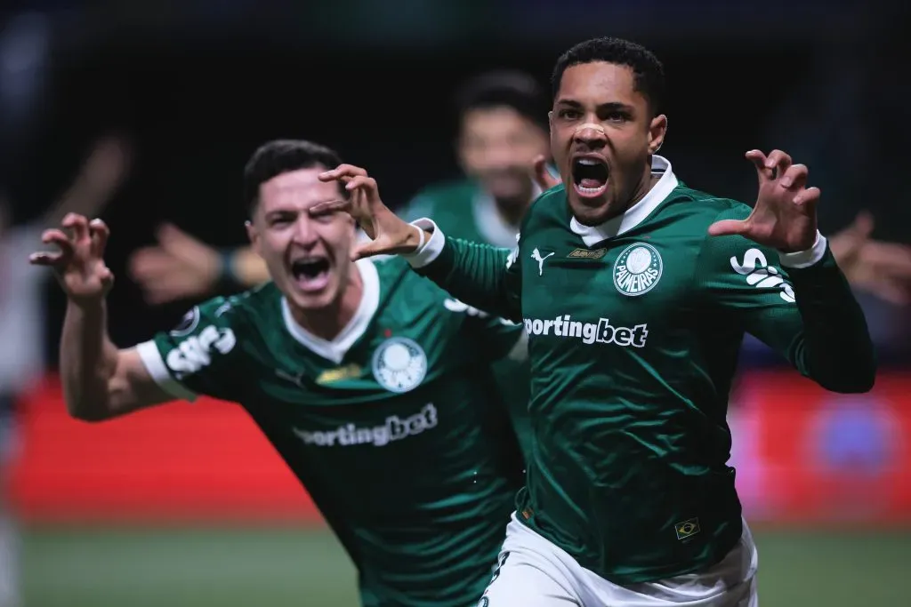 Vitor Roque jogador do Palmeiras comemora seu gol durante partida contra o River Plate no estadio Arena Allianz Parque pelo campeonato Copa Libertadores 2025. Foto: Ettore Chiereguini/AGIF