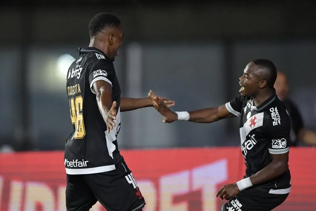 Cuesta jogador do Vasco comemora seu gol com Andres Gomez jogador da sua equipe durante partida contra o Ceara no estadio Sao Januario pelo campeonato Brasileiro A 2025. Foto: Thiago Ribeiro/AGIF