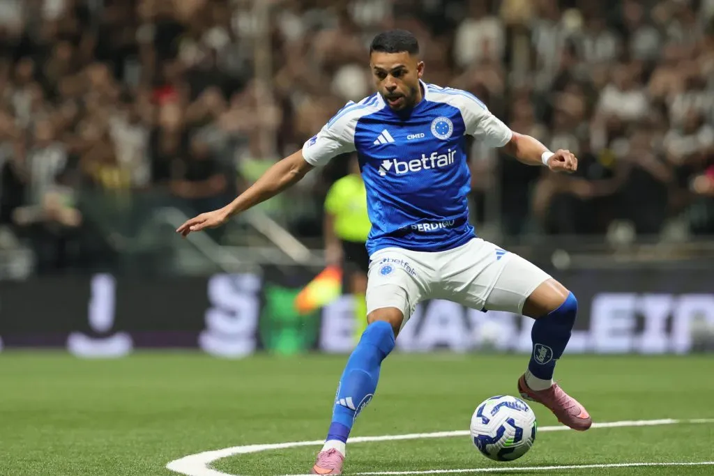 MG – BELO HORIZONTE – 15/10/2025 – BRASILEIRO A 2025, ATLETICO-MG X CRUZEIRO – Wanderson jogador do Cruzeiro durante partida contra o Atletico-MG no estadio Arena MRV pelo campeonato Brasileiro A 2025. Foto: Gilson Lobo/AGIF