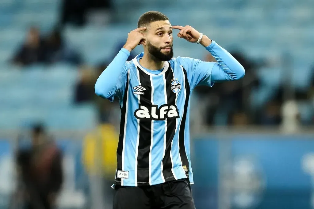 PORTO ALEGRE, BRAZIL – JUNE 12: Wagner Leonardo of Gremio gestures during the match between Gremio and Corinthians as part of Brasileirao 2025 at Arena do Gremio on June 12, 2025 in Porto Alegre, Brazil. (Photo by Pedro H. Tesch/Getty Images)