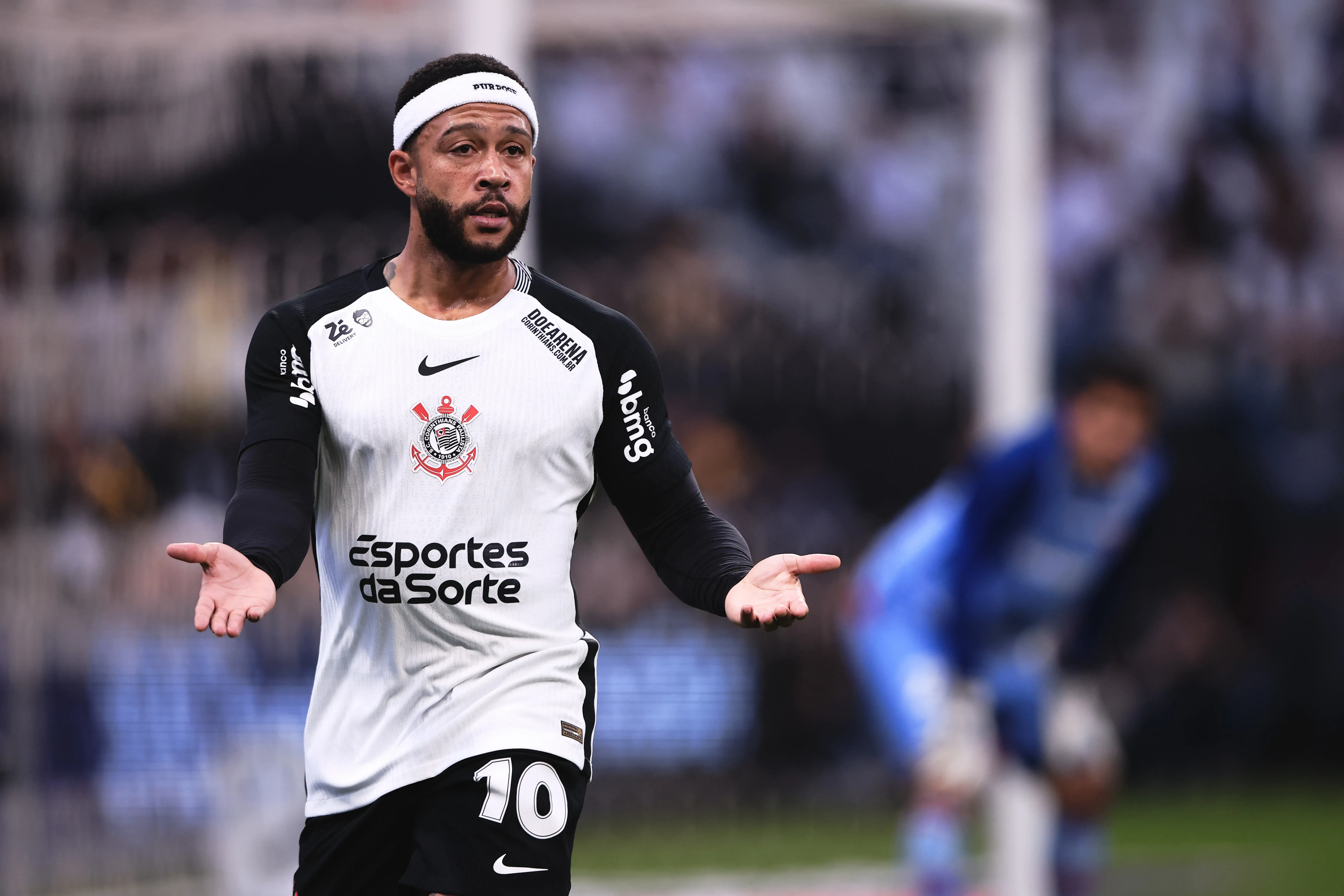 SP – SAO PAULO – 03/08/2025 – BRASILEIRO A 2025, CORINTHIANS X FORTALEZA – Memphis Depay jogador do Corinthians durante partida contra o Fortaleza no estadio Arena Corinthians pelo campeonato Brasileiro A 2025. Foto: Ettore Chiereguini/AGIF
