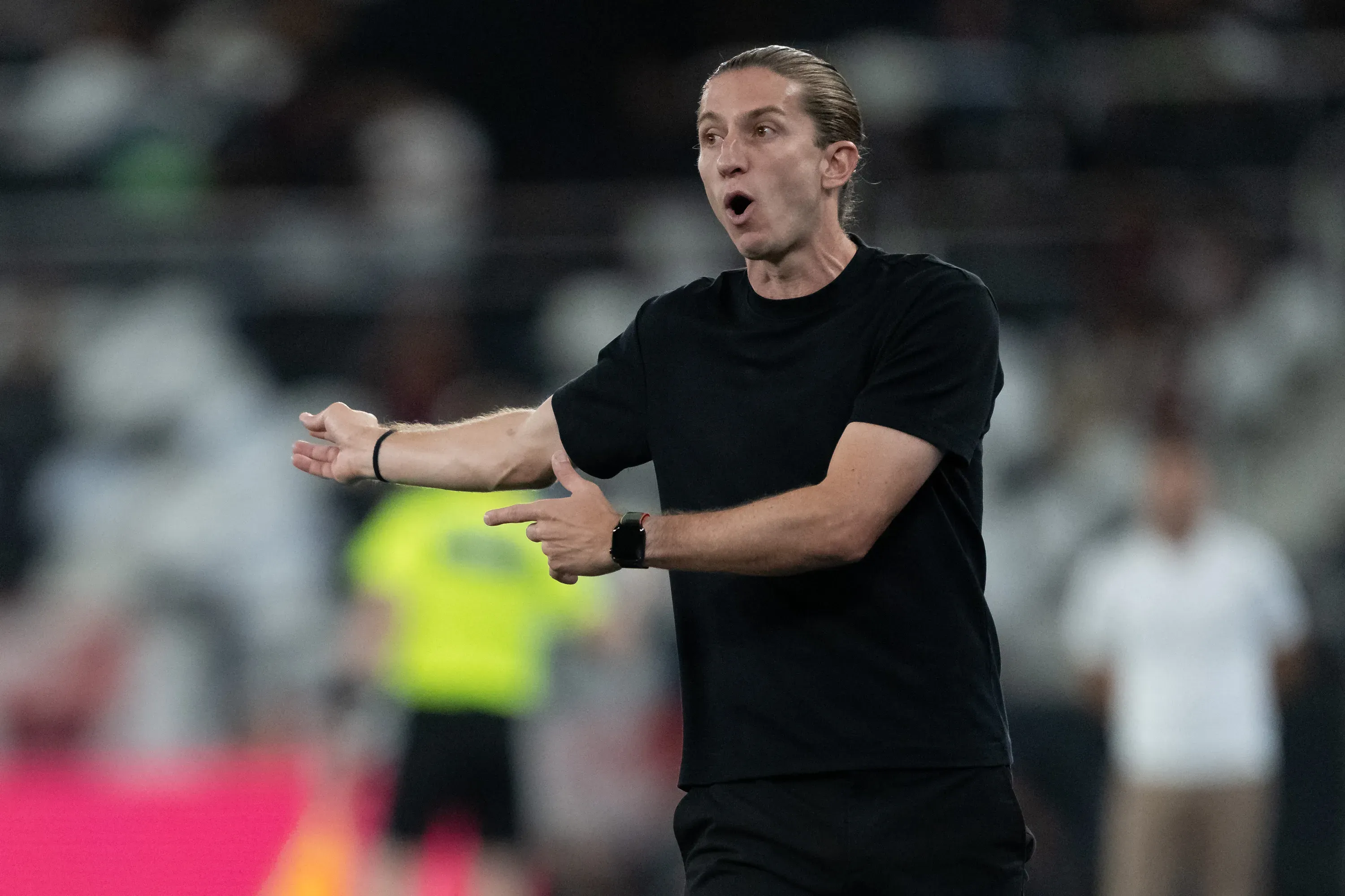RJ – RIO DE JANEIRO – 15/10/2025 – BRASILEIRO A 2025, BOTAFOGO X FLAMENGO – Filipe Luis tecnico do Flamengo durante partida contra o Botafogo no estadio Engenhao pelo campeonato Brasileiro A 2025. Foto: Jorge Rodrigues/AGIF