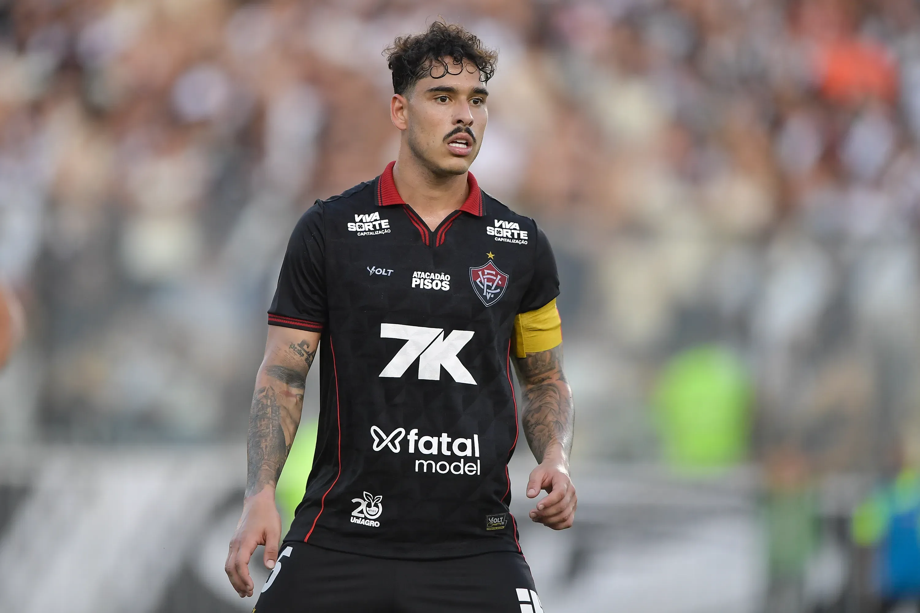 RJ – RIO DE JANEIRO – 05/10/2025 – BRASILEIRO A 2025, VASCO X VITORIA – Lucas Halter jogador do Vitoria durante partida contra o Vasco no estadio Sao Januario pelo campeonato Brasileiro A 2025. Foto: Thiago Ribeiro/AGIF