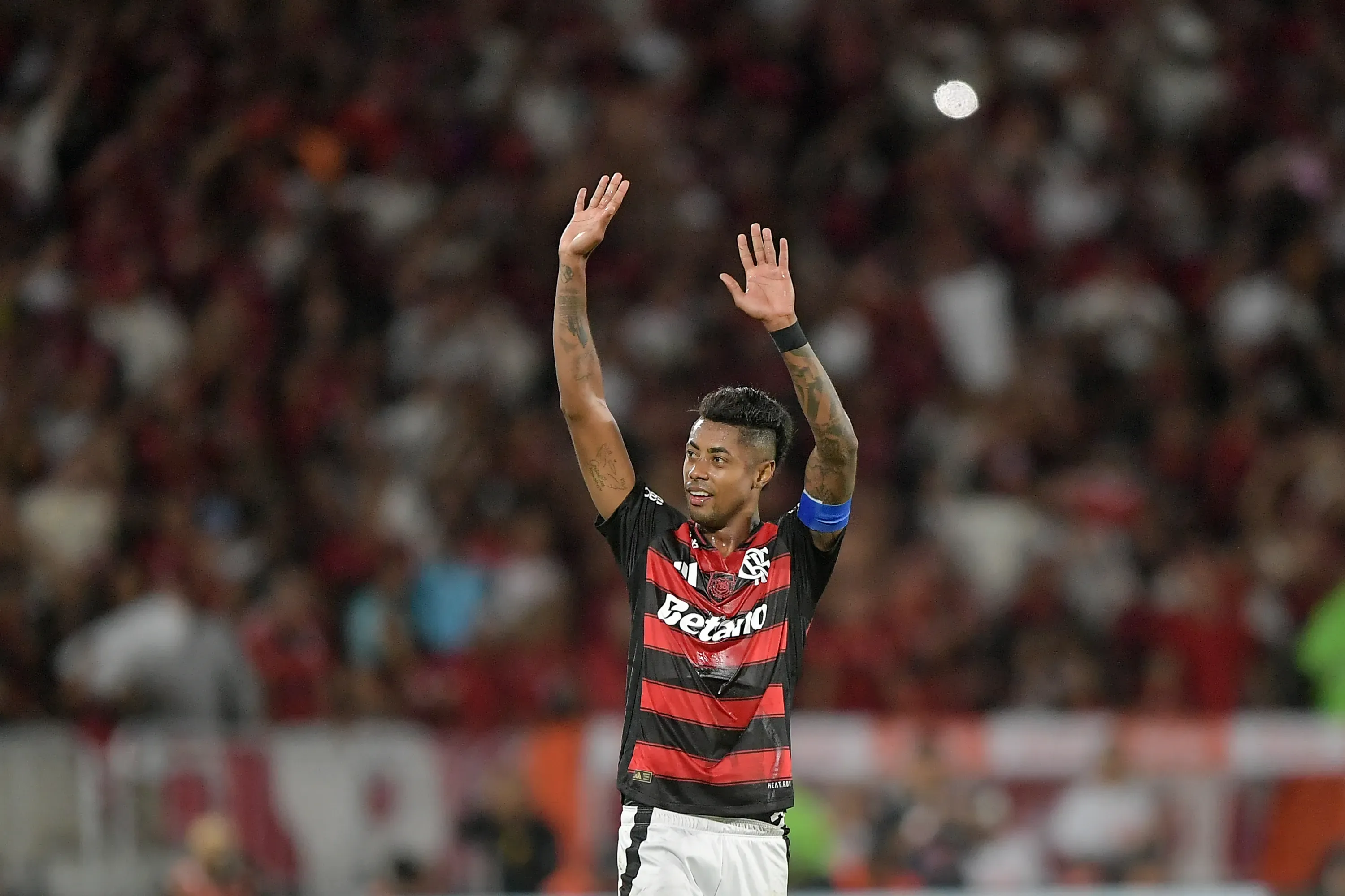 RJ – RIO DE JANEIRO – 09/11/2025 – BRASILEIRO A 2025, FLAMENGO X SANTOS – Bruno Henrique jogador do Flamengo comemora seu gol durante partida contra o Santos no estadio Maracana pelo campeonato Brasileiro A 2025. Foto: Thiago Ribeiro/AGIF
