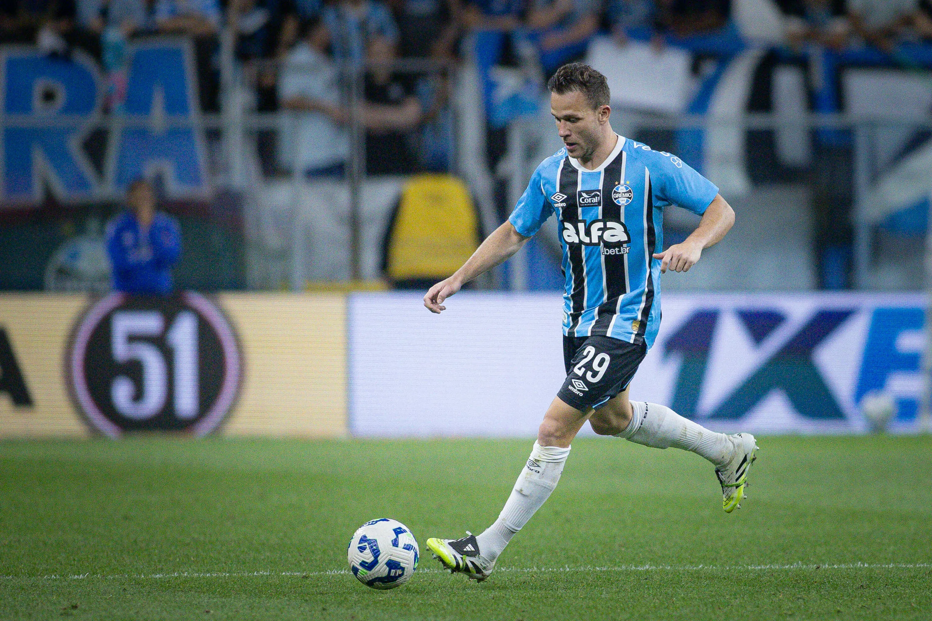MeiiRS – PORTO ALEGRE – 05/11/2025 – BRASILEIRO A 2025, GREMIO X CRUZEIRO – Arthur jogador do Gremio durante partida contra o Cruzeiro no estadio Arena do Gremio pelo campeonato Brasileiro A 2025. Foto: Maxi Franzoi/AGIF